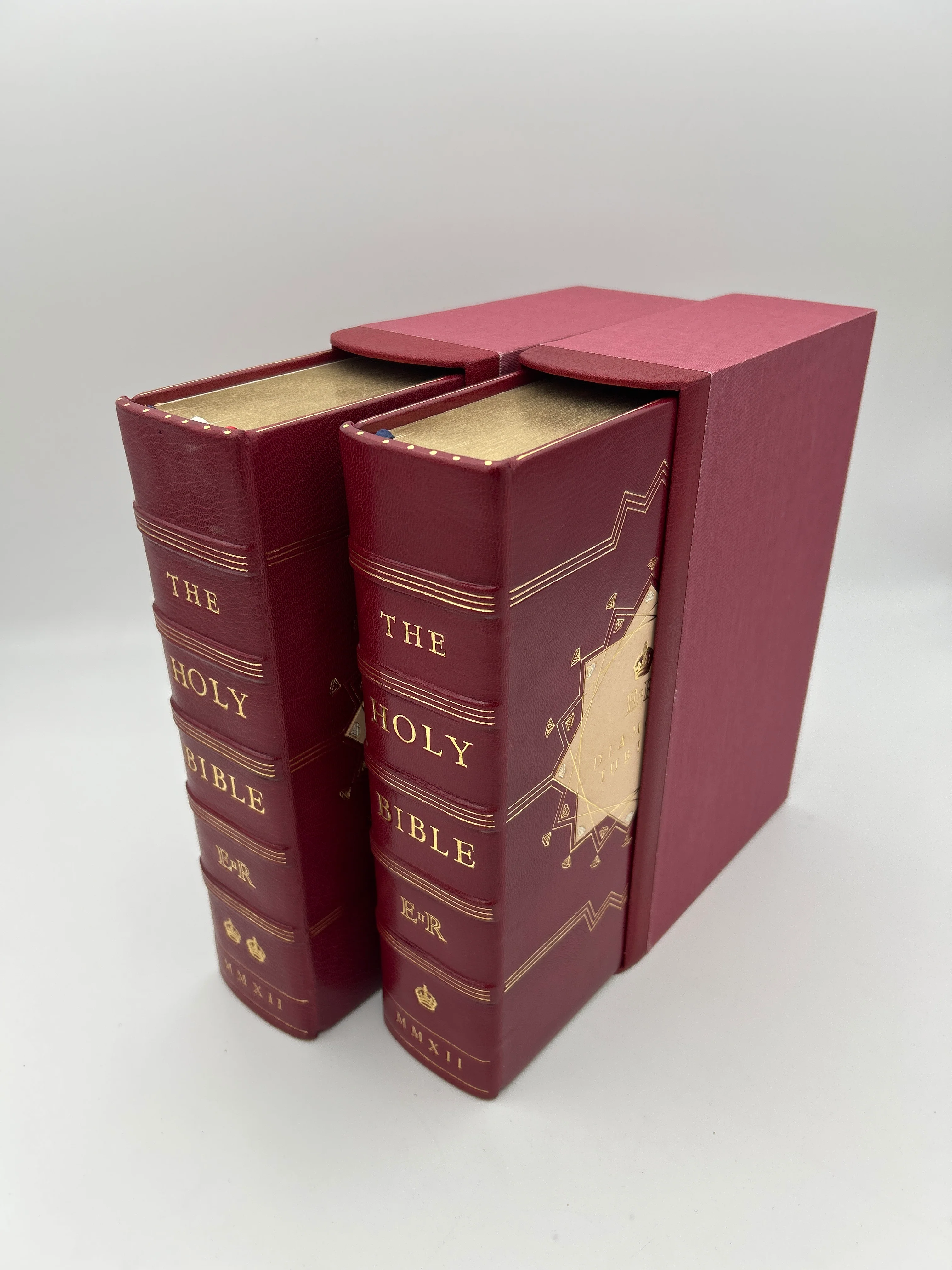 Commemorative Diamond Jubilee Bible - Image 25