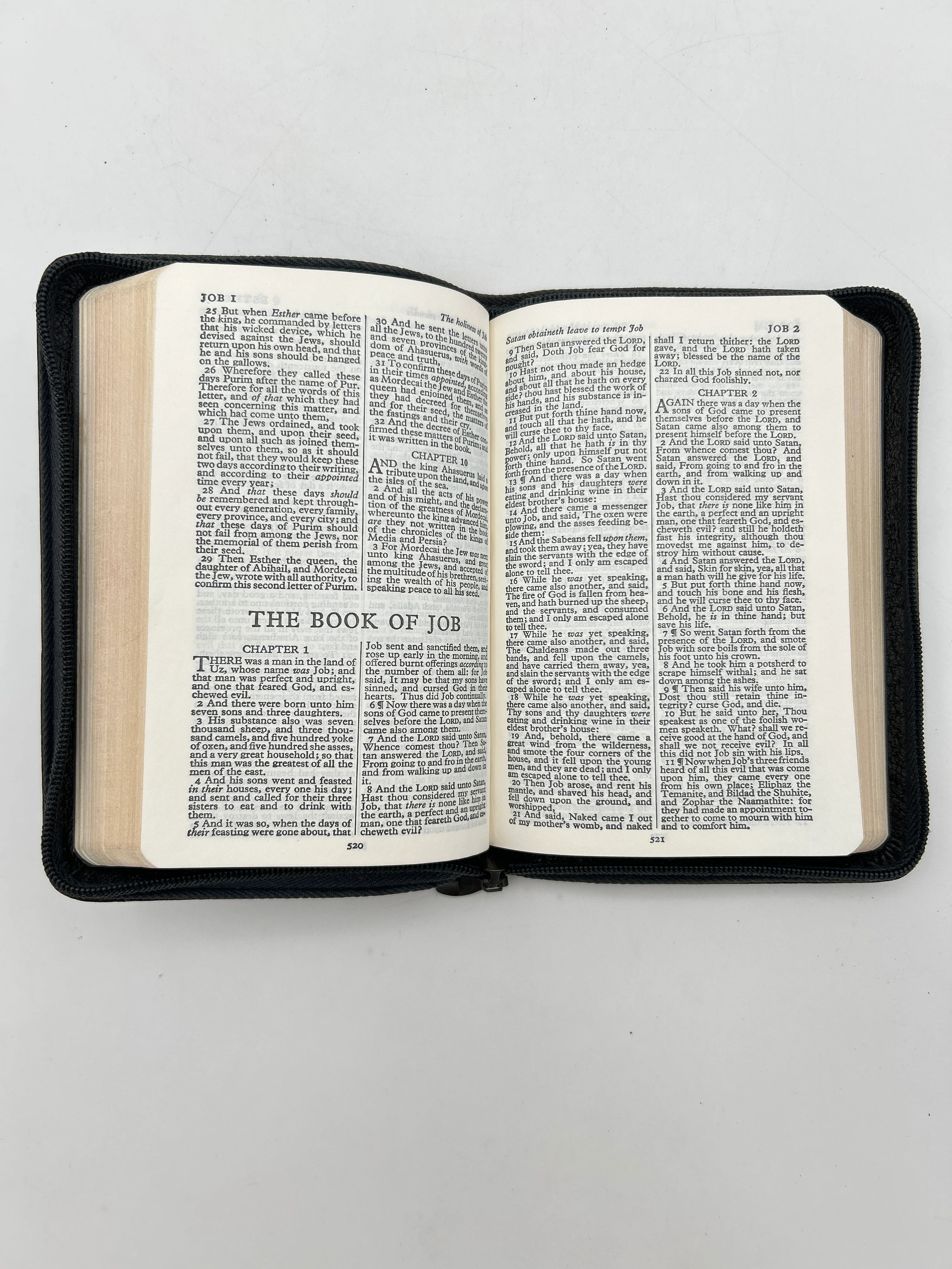 Holy Bible with Zip Closure - Image 3